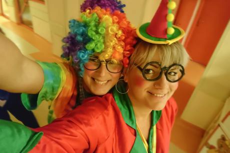Doktorzy Clowni prowadzący "terapię śmiechem" na szpitalnych oddziałach